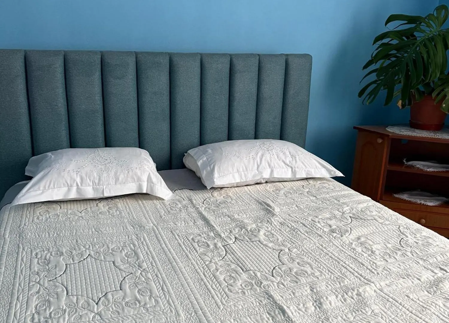 Spacious Triple Room With Balcony Kamëz Vendégház